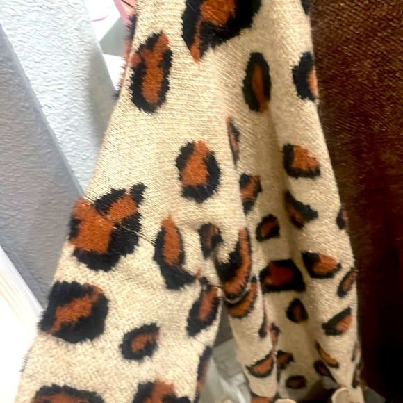 Leopard print cardigan with pockets! - Picture 3 of 3